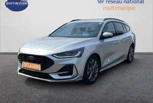 Ford Focus SW 1.0 EcoBoost MHEV 125ch ST-Line X gris lunaire, vue 3/4 avant droit sur sol bitumé.