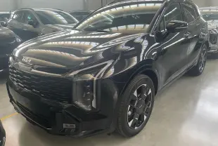 KIA SPORTAGE hybride noir 2026 vu en 3/4 avant droit avec calandre large et jantes noires distinctives.