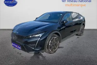 Peugeot 408 Hybrid 145 GT noir vue 3/4 avant droit, avec phares LED et jantes alliage distinctives.