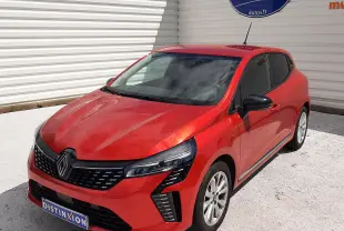 Renault Clio V rouge flamme vue 3/4 avant droit, avec calandre noire et phares LED distinctifs.
