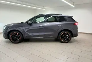 Vue de profil côté gauche du SUV CUPRA TERRAMAR violet intersidéral avec jantes cuivrées et toit ouvrant panoramique.