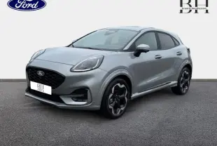 Ford Puma 2025 gris Solar métallisé en vue 3/4 avant droit, avec jantes alu noires et détails sportifs ST-Line X.