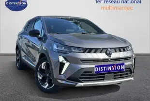 Vue 3/4 avant droite d'un Renault Symbioz gris métallisé avec calandre lumineuse et jantes au design moderne.