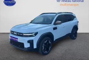 SUV Dacia Bigster blanc en 3/4 avant droit avec barres de toit et jantes noires distinctives.