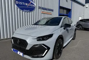 Vue 3/4 avant droite d'une Renault Clio VI TCe 115 Techno gris Rafale avec calandre noire et feux LED distinctifs.