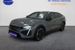 Peugeot 408 Hybrid 145 GT gris sélénite en 3/4 avant, avec phares LED et jantes alliage noires.