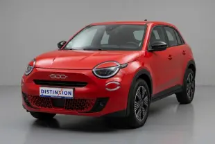Vue 3/4 avant d'une FIAT 600 T-Gen 3 rouge 2025 avec détails noirs contrastants et jantes stylisées noires.