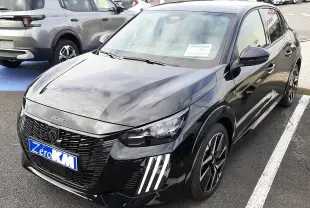 Peugeot 208 Hybrid 145ch GT noire perla vue 3/4 avant droit avec feux LED distinctifs et jantes bi-ton.