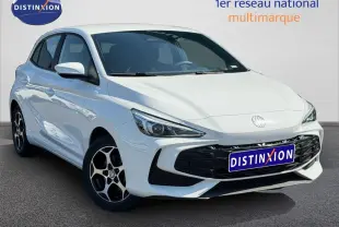 MG3 1.5 Hybrid+ blanc en 3/4 avant droit, avec calandre noire et jantes alu distinctives.
