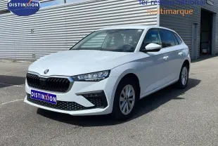 Vue 3/4 avant droite d'une Skoda Scala blanc glacier avec calandre noire et jantes alliage 16 pouces.