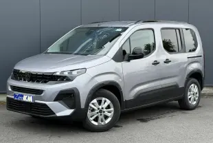 Peugeot Rifter gris acier en 3/4 avant droit, avec portes latérales coulissantes et jantes alu 16 pouces.