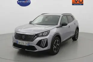 Peugeot 2008 Hybrid gris en 3/4 avant droit avec barres de toit et jantes alliage 17 pouces visibles.