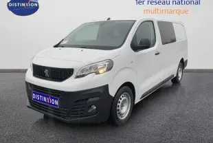 Peugeot Expert Fourgon blanc vu en 3/4 avant droit, avec calandre noire et feux allumés.