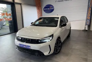 Vue 3/4 avant droite d'une Opel Corsa blanche avec calandre noire et jantes alliage noires diamantées en showroom.