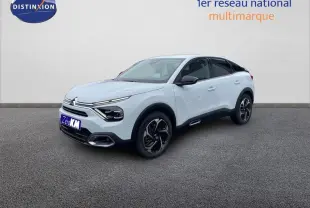 Citroën C4 blanc en 3/4 avant droit, avec jantes aluminium noires et lignes modernes distinctives.