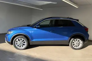 Profil côté gauche du Volkswagen T-Roc 2024 en bleu Ravenna avec jantes alliage léger 17'' Johannesburg.