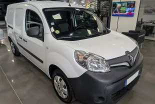 Renault Kangoo Express blanc minéral vu en 3/4 avant droit, avec pare-chocs noir mat et jantes acier.