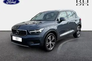 Vue 3/4 avant d'un Volvo XC40 bleu Denim avec calandre chromée et jantes alliage noires et argentées.