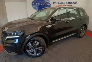 KIA Sorento noir hybride rechargeable vu en 3/4 avant droit, avec jantes alliage et feux LED allumés.