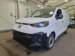 Fourgon FIAT Scudo BlueHDi 180 XL blanc Icy, vu en 3/4 avant droit dans un atelier intérieur bien éclairé.