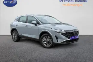 Nissan Qashqai 1.3 Mild Hybrid gris Argile en 3/4 avant droit, avec calandre noire et jantes alu.