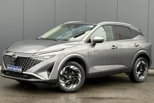 Nissan Qashqai gris Squale en 3/4 avant droit, avec calandre noire texturée et jantes alliage bicolores.