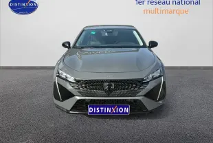 Vue frontale d'une Peugeot 408 Hybrid 145 allure e-dcs6 gris sellenium avec calandre noire et feux LED distinctifs.