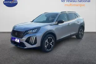 Peugeot 2008 gris en 3/4 avant droit, avec jantes aluminium et feux diurnes LED distinctifs.