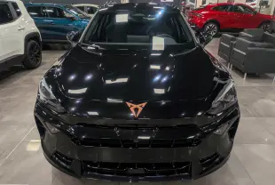 Vue 3/4 avant droite d'un CUPRA Formentor eHybrid noir minuit, avec jantes noires et intérieur sombre visible.