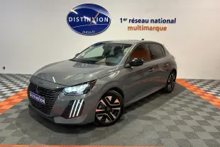 Peugeot 208 gris Selenium en 3/4 avant droit, phare LED allumé et jantes alliage distinctives.