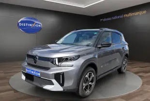 Vue 3/4 avant droite du Citroën C3 Aircross électrique gris foncé avec jantes distinctives et toit noir.