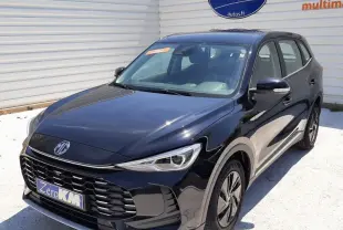 MG ZS 1.5 L Hybrid+ 2026 en Pebble Black, vue 3/4 avant droit avec calandre large et phares LED distinctifs.