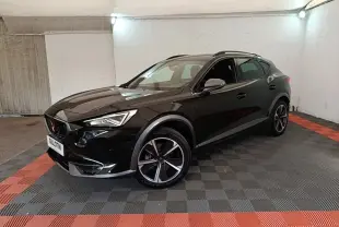 Vue 3/4 avant droite du CUPRA Formentor noir 2024, avec jantes sport et calandre marquée au logo rouge.