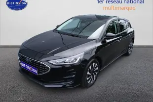 Ford Focus 2024 noir Agate métallisé vue 3/4 avant droit avec calandre chromée et jantes stylisées.