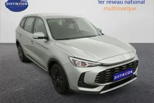 Vue 3/4 avant du MG ZS 1.5 L Hybrid+ 2026 en Cosmic Silver avec calandre noire et jantes foncées.