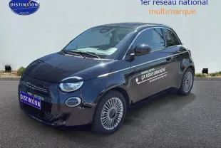 Vue 3/4 avant droite d'une Fiat 500 électrique noire avec lettrage publicitaire sur la porte côté droit.