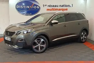 Peugeot 5008 BlueHDi 180 gris clair en 3/4 avant droit, avec jantes alliage et calandre chromée visible.