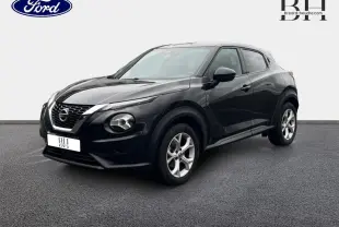 Nissan Juke noir métallisé en 3/4 avant droit, avec jantes alu et calandre distinctive V-Motion.