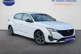 Peugeot 308 blanc Okénite vue 3/4 avant droit, avec calandre noire et feux LED verticaux distinctifs.
