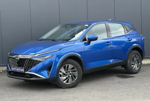 Nissan Qashqai bleu magnétique en 3/4 avant droit, avec calandre noire et jantes alliage 17 pouces.