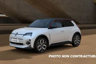 Renault R5 E-Tech blanc nacré et noir, vue 3/4 avant droite, toit noir avec bande rouge et jantes stylisées.