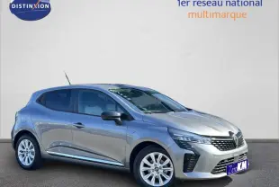 Renault Clio gris Rafale vue 3/4 avant droit, avec jantes alliage et calandre moderne à LED.
