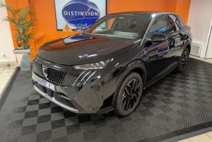Peugeot 3008 Hybrid 145 GT noir en 3/4 avant droit, jantes alliage 19'', calandre distinctive et phares Full LED.