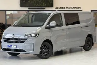 Volkswagen Transporter T7 ProCab gris Stone en 3/4 avant droit avec jantes noires Le Mans 17 pouces.