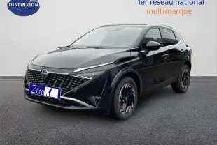 Nissan Qashqai 2025 noir en 3/4 avant droit, avec calandre imposante et jantes aluminium distinctives.