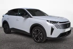 Peugeot 3008 Hybrid 145 blanc Okenite en 3/4 avant droit, avec calandre distinctive et jantes noires bicolores.