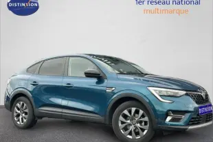 Renault Arkana bleu Zanzibar en vue 3/4 avant droit, SUV hybride avec lignes fluides et jantes alliage.
