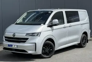Volkswagen Transporter T7 ProCab gris argent, vue 3/4 avant droit avec jantes alliage noir brillant Le Mans 17 pouces.