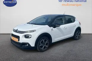 Citroën C3 blanc en 3/4 avant droit, toit noir contrasté et jantes alliage distinctives.