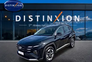 Hyundai Tucson 2026 noir en 3/4 avant droit, avec jantes alliage et calandre distinctive devant showroom Distinxion.